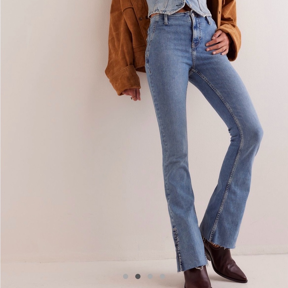 EUC Free People slim flare jeans w/slit 24